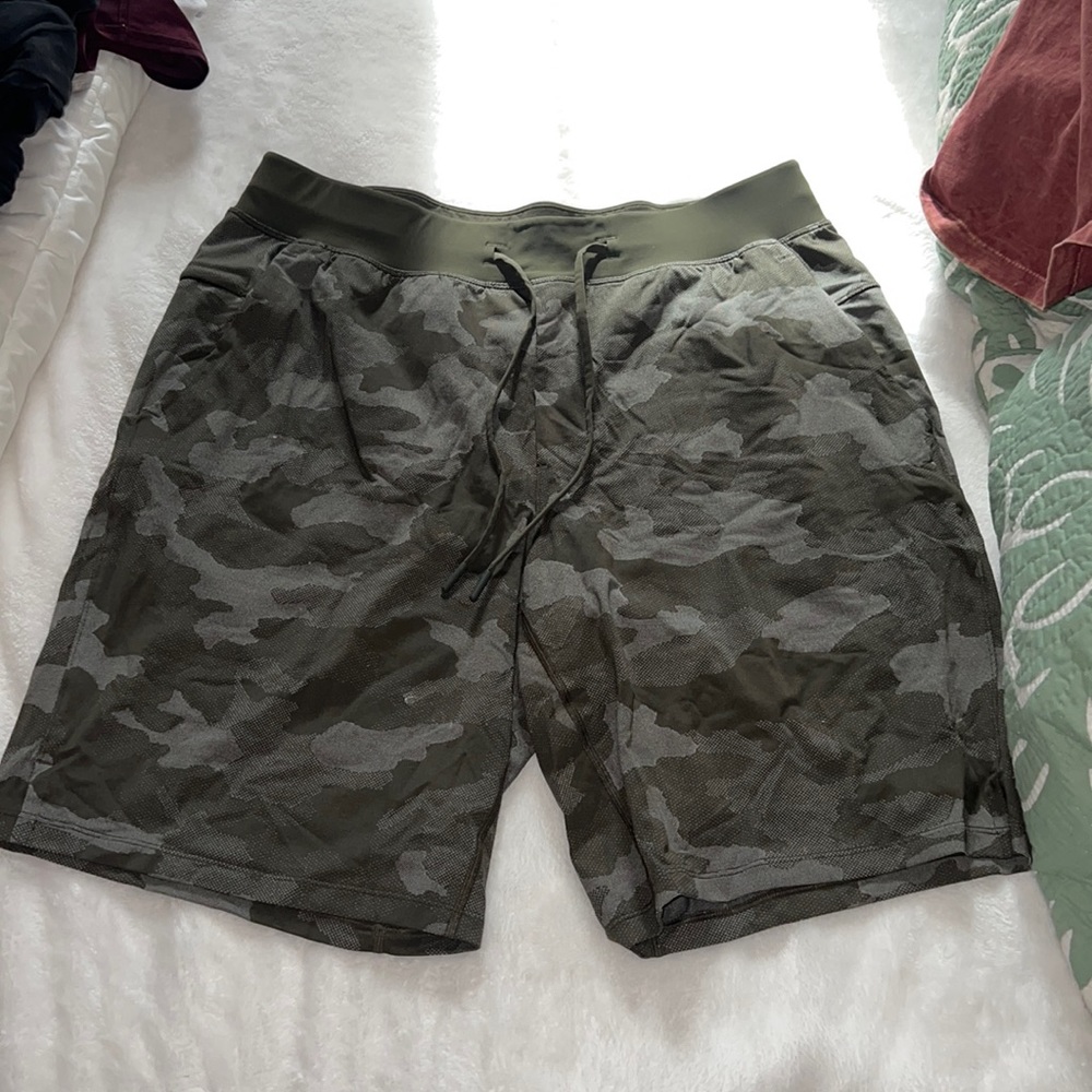 Mens lululemon shorts size L 7 inch